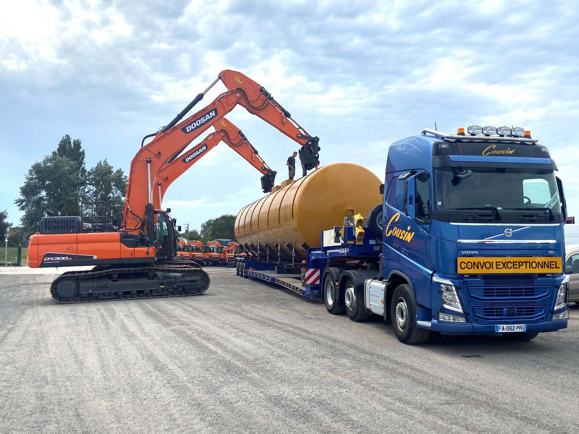 Remorque extra surbaissée - Transports Cousin Normandie Camion benne  Cherbourg transport plateau nord cotentin camion-grue transport par porte  engin remorque extra surbaissée camion ampliroll transport saint lô  transport camion taut-liner Coutances