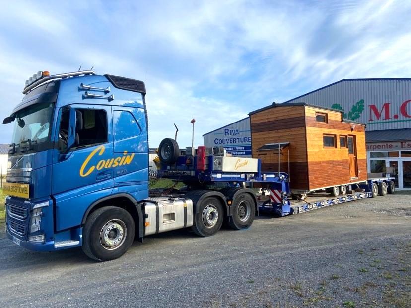 Remorque extra surbaissée - Transports Cousin Normandie Camion benne  Cherbourg transport plateau nord cotentin camion-grue transport par porte  engin remorque extra surbaissée camion ampliroll transport saint lô  transport camion taut-liner Coutances